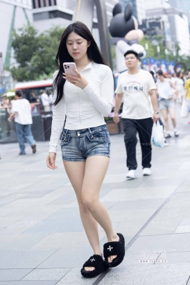 街拍牛仔热裤女孩
