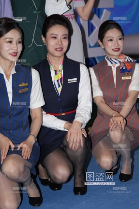各航司熟女乘务长全蹲姿震撼来袭，高清原图有亮点