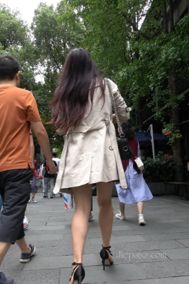 4K - 街拍长风衣高跟美女 [1.26 GB/MP4]