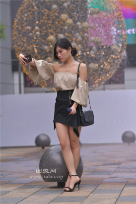 编码2220黑色短裙美腿熟女