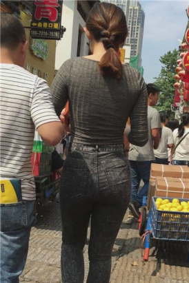 紧绷到无法呼吸的灰色牛仔裤美女 [3.13 GB]