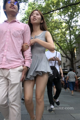 4K - 街拍灰色裙美腿美眉 [2.00 GB/MP4]