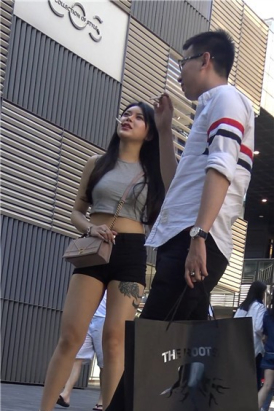 4k超清，超短热裤性感纹身抽烟的女孩！[3.81 GB]