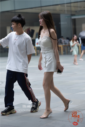 编码2313热裤美腿凉高美脚