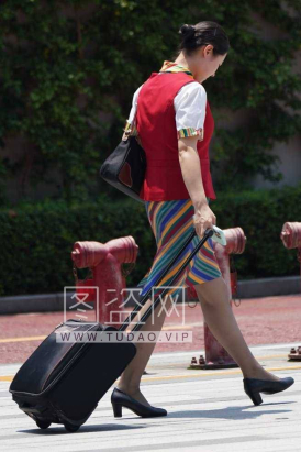 25空姐街拍-深入高原冒风险稀缺拍到藏航性感灰蓝色丝袜-1