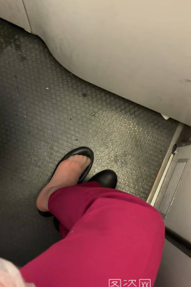 最新南航空姐裤装短肉丝厕所自拍