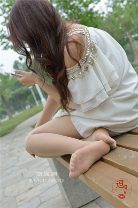 编码0055白色短裙肉丝美脚