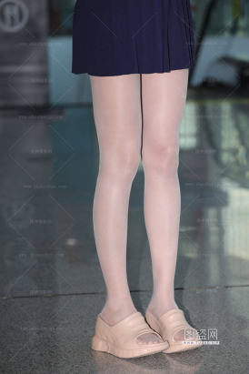 成都车展网红程儿肉丝踩拖鞋下班