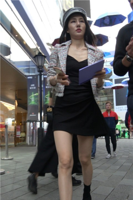 4K - 街拍高挑长腿高跟鞋短裙美女 [925 MB/MP4]