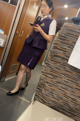 高铁乘务员工作的样子很美