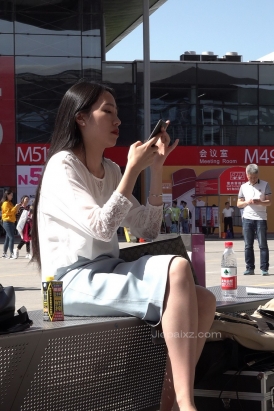 4K - 打电话的小姐姐 [1.37 GB/MP4]