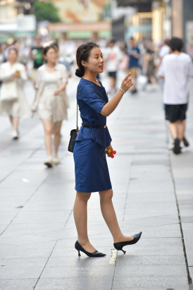 抓拍玩飞镖的金店销售员小姐姐