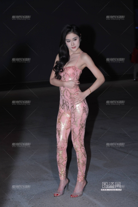 粉金亮面性感连体