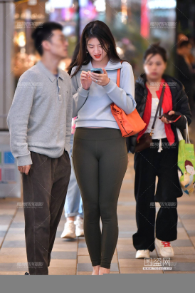 ★高挑绿色紧身裤美女