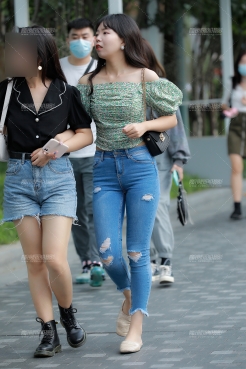 【玻璃街拍】蓝色牛仔裤学妹