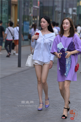 编码2571热裤美腿