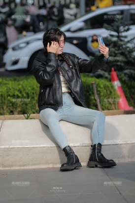 浅蓝牛仔裤女友