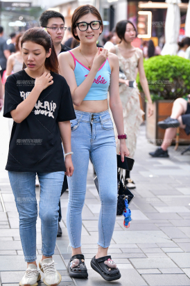 ★九分浅色牛仔裤美女