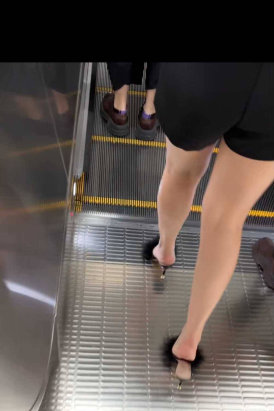 地铁粉红口罩两闺蜜