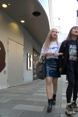 4K - 街拍黄头发皮短裙妹子 [1.11 GB/MP4]