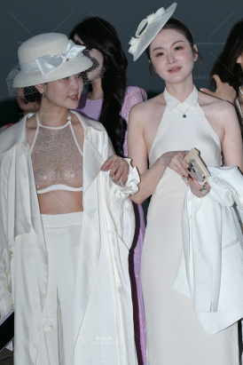 241021-10=82√肤白貌美的娇萋～