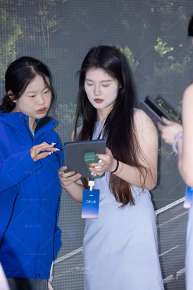 认真向客户介绍车子的小姐姐