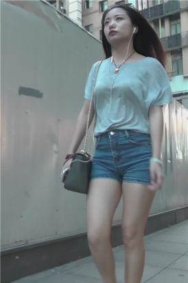 街拍清新美臀热裤性感长发小姐姐 [693 MB]