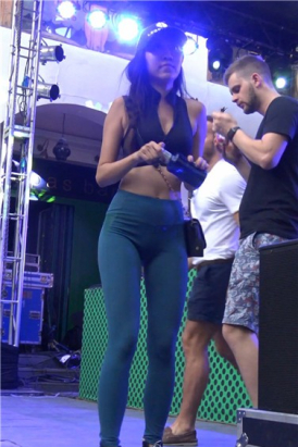 4k超清，运动弹力瑜伽裤翘臀好身材小美女姐姐[2.15 GB]