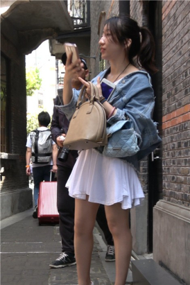 4K - 白色连衣裙性感街拍高跟美女 [2.02 GB]