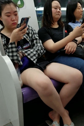 4K - 地铁上的格子衬衫美眉 [458 MB/MP4]