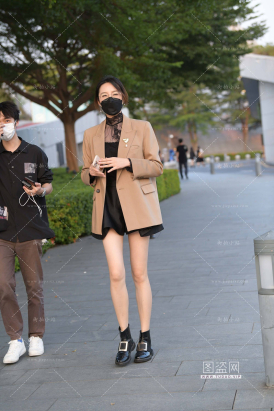 戴眼镜的长腿女生