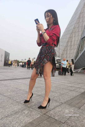 心灵街拍时装周喝奶茶小姐姐42期