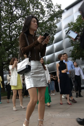 4K - 街拍银白色短裙成熟S妇 [743 MB/MP4]