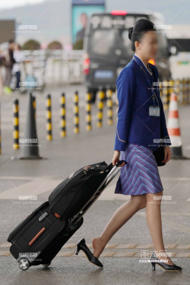 25CC街拍-南航熟女乘务长深肉丝鞋子大经典-东航性感丝袜