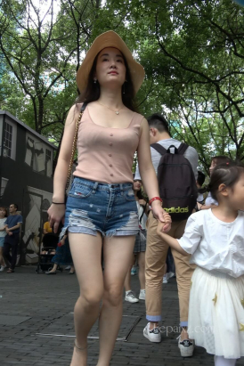 4K - 火辣身材时尚美女辣妈 [1.64 GB/MP4]