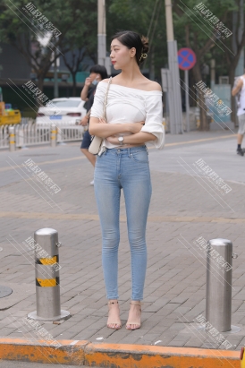 【M1122】高挑的紧牛美女