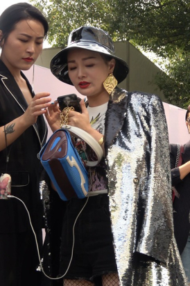 4K - 高跟美腿网袜街拍美女这身打扮很霸气的感觉 [1.37 GB/MP4]