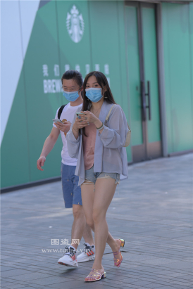 编码2262热裤美腿小姐姐