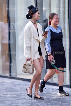 ★高挑黑色热裤美女