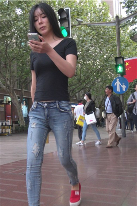 4k-街拍紧身牛仔裤美女姐姐，腿美颜值高 [3.87 GB]