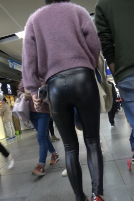 4K - 又一紧身黑色皮裤街拍丰臀短发美女 [937 MB]