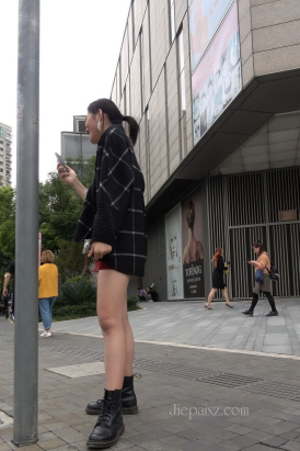 4K - 包臀短裙性感街拍美女 [1.66 GB/MP4]