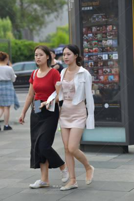 街拍淡粉色裙、平底鞋小姐姐