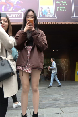 性感的丝袜美腿街拍美女 [1.32 GB/MP4]