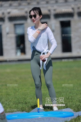 【小默赛帖】第1489篇★玩泡泡的紧身美女★