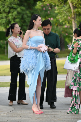 蓝色晚装长裙，玉zu凉高跟美女