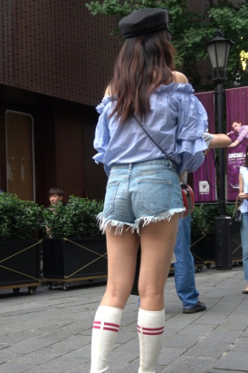 4K 时尚靓丽超短牛仔热裤黑帽女神姐姐 [766 MB]