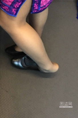 经典永不落幕-川航旗袍-第四季-深咖丝漏长筒袜脚挑鞋