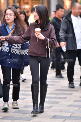 ★苗条黑紧身裤美女