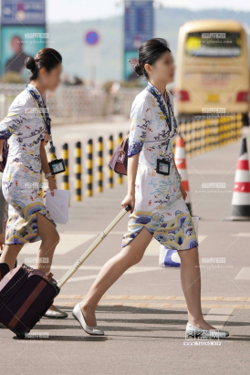 25CC街拍-海航青花瓷灰丝经典下班丰韵上班面容太娇俏